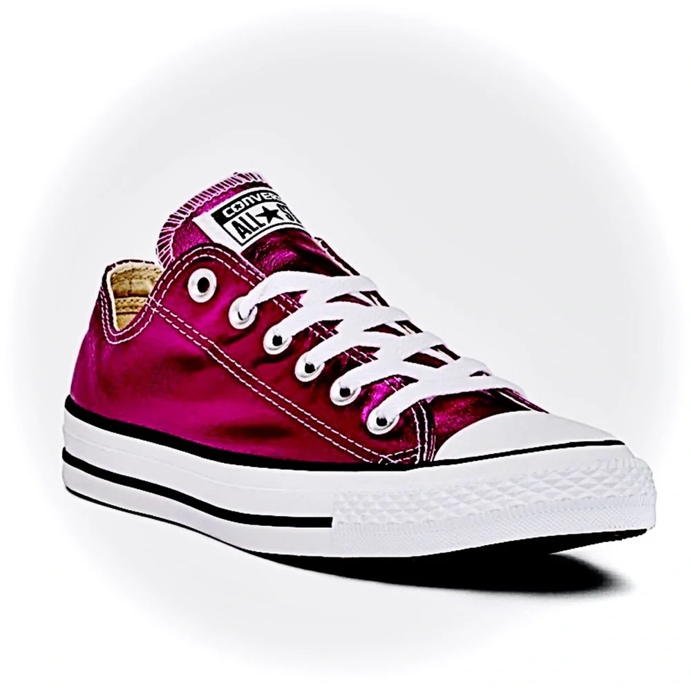 CONVERSE | US 1 / EU 32 | Magenta Girls’ Chuck Taylor’s Low Top Lace Up Sneakers